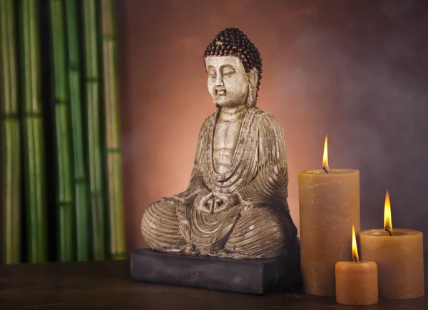 Bodegón con estatua de Buda y bambú — Stockfoto