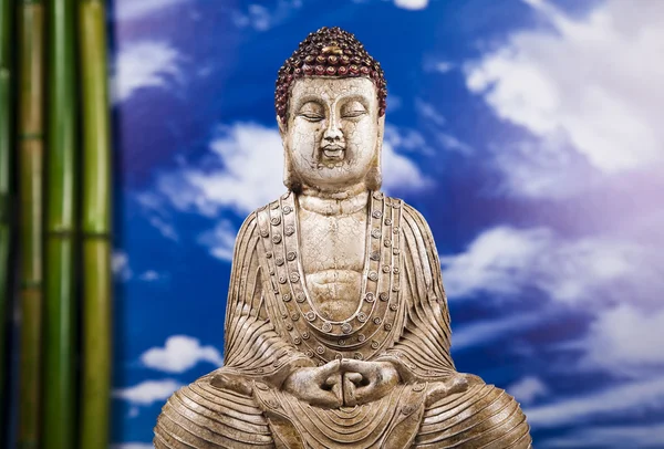 Натюрморт со статуей Будды и бамбуком — стоковое фото