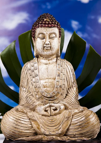 Buddha dan latar belakang langit biru — Stok Foto