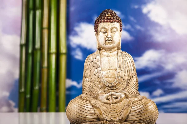 Boeddha en blauwe hemelachtergrond — Stockfoto