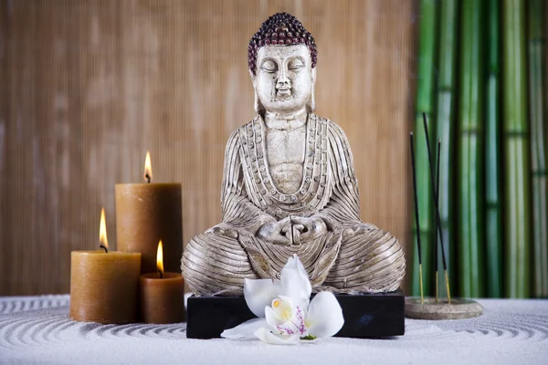 Buda heykeli ve bambu ile natürmort — Stok fotoğraf
