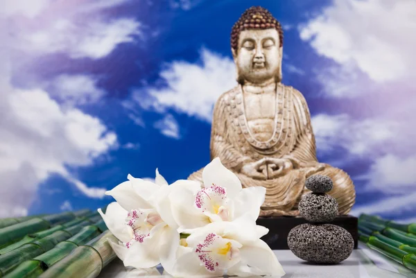 Будда і блакитне небо фон — стокове фото