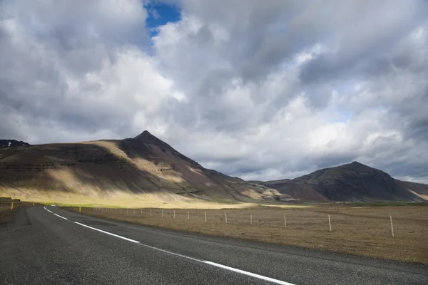 Горный пейзаж, Ландманналаугар, Исландия — стоковое фото