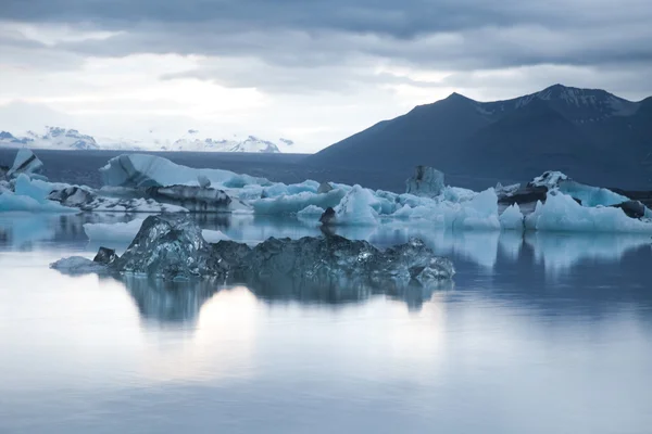 Пейзаж пейзаж со льдом, Jokulsarlon, Исландия — стоковое фото