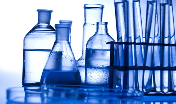 Химия и лабораторное стекло — стоковое фото