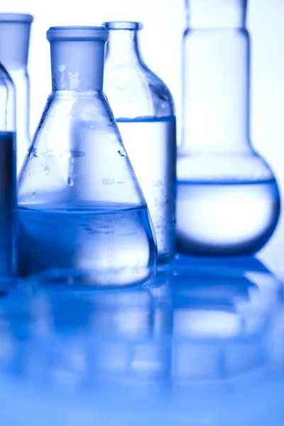 Produtos químicos e produtos de vidro de laboratório — Fotografia de Stock
