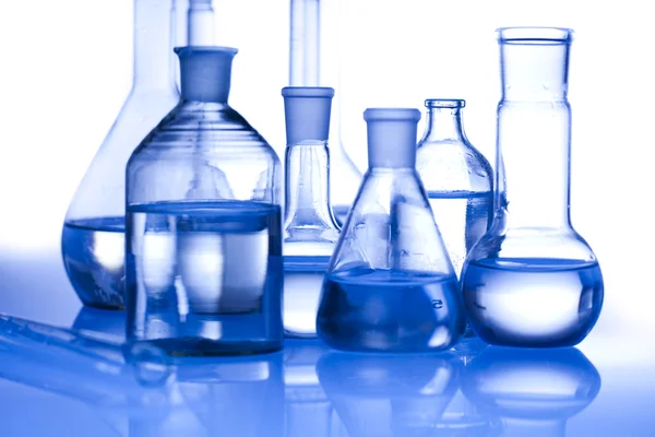 Glas laboratoriumapparatuur met witte achtergrond — Stockfoto