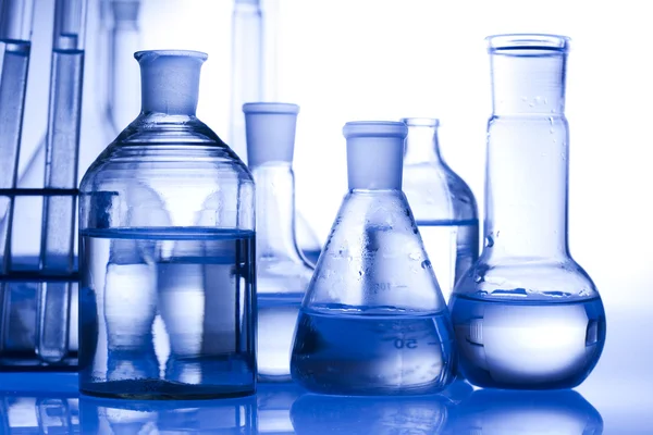 Équipement de laboratoire en verre avec fond blanc — Photo