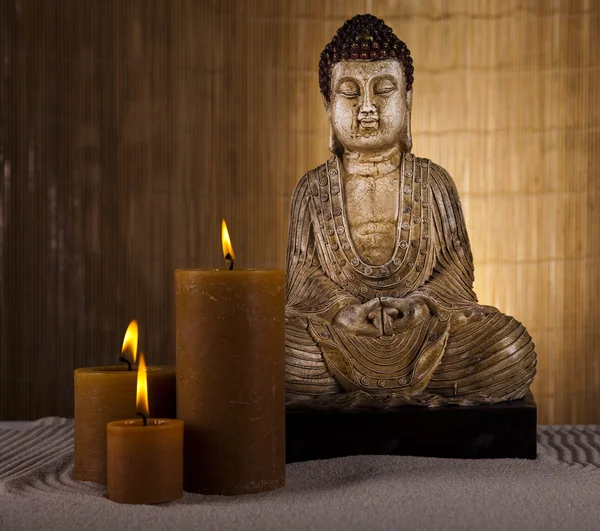 Buddha mit Kerze Stockfoto