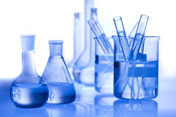 Хімічна лабораторія скляного посуду — стокове фото