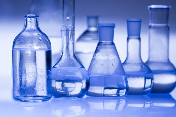 Utrustning för laboratorier av glas med blå bakgrund — Stockfoto