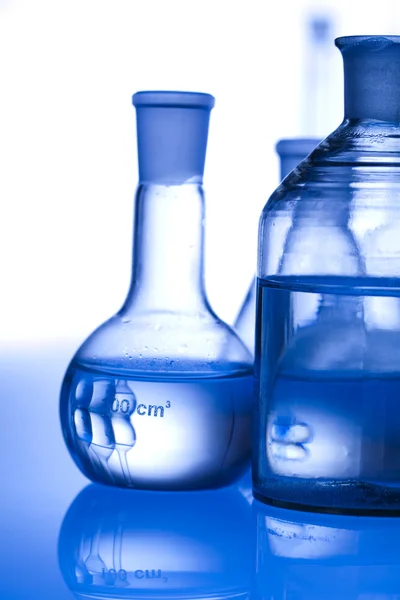 Equipo de laboratorio de vidrio con fondo azul —  Fotos de Stock