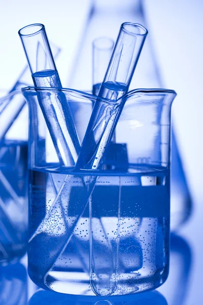 Attrezzature da laboratorio in vetro con sfondo blu — Foto Stock