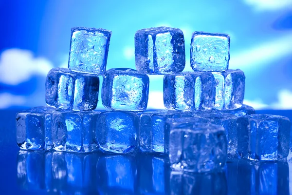 Blauwe en glanzende ijsblokjes — Stockfoto