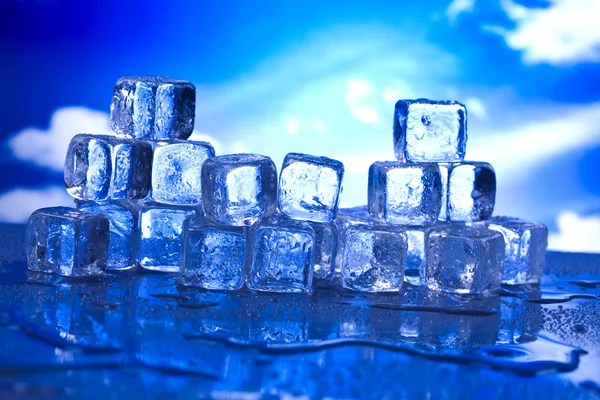 Kék és fényes jégkockák — Stock Fotó