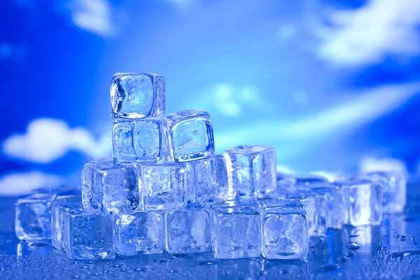 Blauwe en glanzende ijsblokjes — Stockfoto