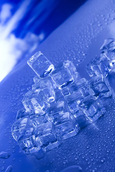 Синие и блестящие кубики льда — стоковое фото