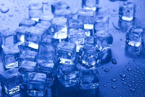 Cubi di ghiaccio blu e lucenti — Foto Stock