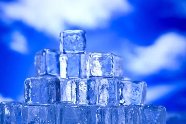 Cubos de hielo azul y brillante — Foto de Stock