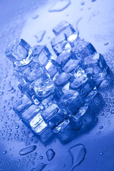 Cubos de hielo azul y brillante —  Fotos de Stock