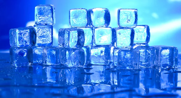 Блакитні і блискучі кубики льоду — стокове фото