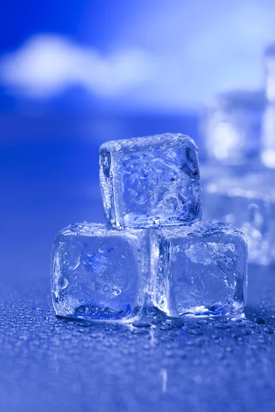 Sciogliere i cubetti di ghiaccio — Foto Stock