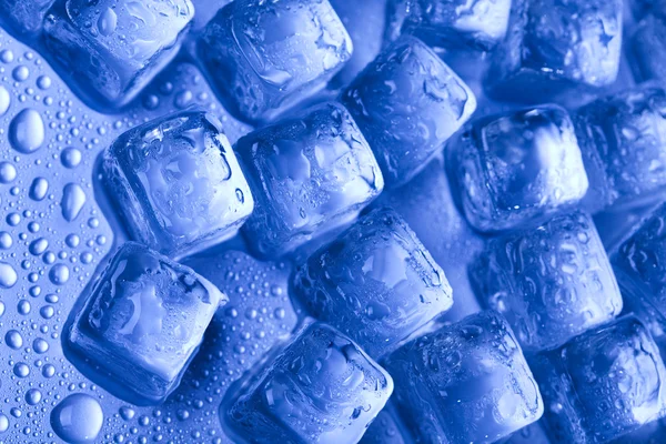Niebieskie i błyszczące kostki lodu — Zdjęcie stockowe