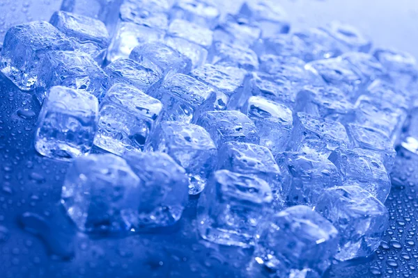 Modré a lesklé kostky ledu — Stock fotografie