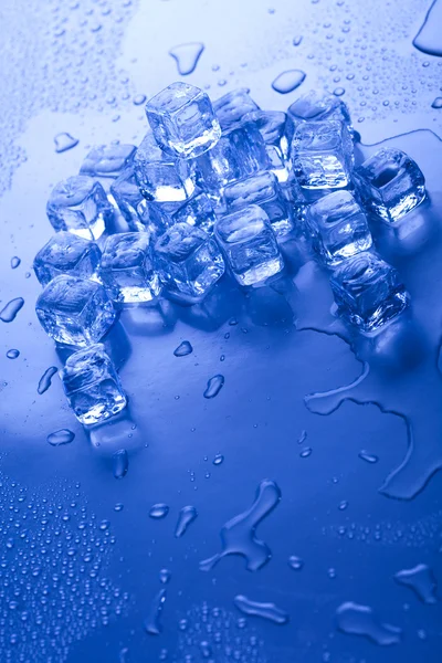 Mavi ve parlak buz küpleri — Stok fotoğraf