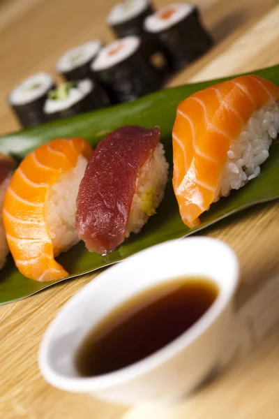 Asien und Essen auf Sushi — Stockfoto