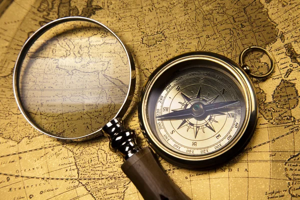 Nahaufnahme des Kompasses auf alter Landkarte — Stockfoto