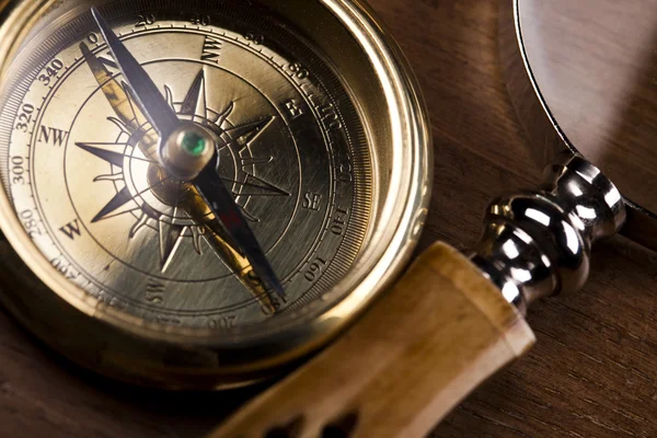 Zavřete zobrazení kompasu na staré mapě — Stock fotografie