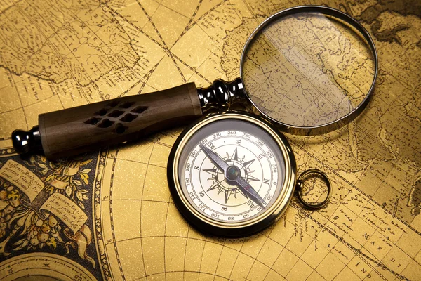 Nahaufnahme des Kompasses auf alter Landkarte — Stockfoto