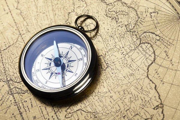 Kompas na starą mapę — Zdjęcie stockowe