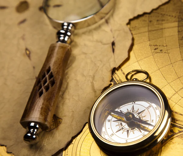 Kompass på gamla karta — Stockfoto