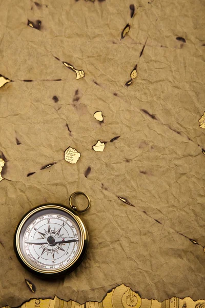 Widok kompasu na starą mapę z bliska — Zdjęcie stockowe