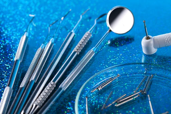 Dentystyczne narzędzia i sprzęt — Zdjęcie stockowe