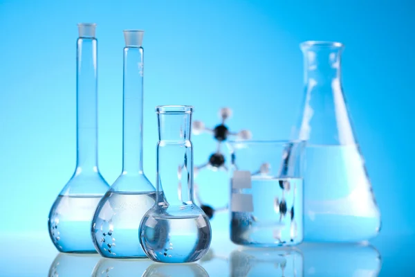Химия и лабораторное стекло — стоковое фото