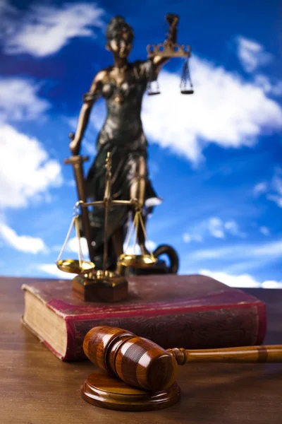 法律のテーマ、裁判官のマレット、木製の砂利 — ストック写真