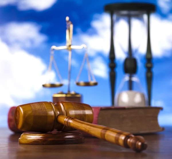 Pojem spravedlnosti v pozadí modré oblohy — Stock fotografie
