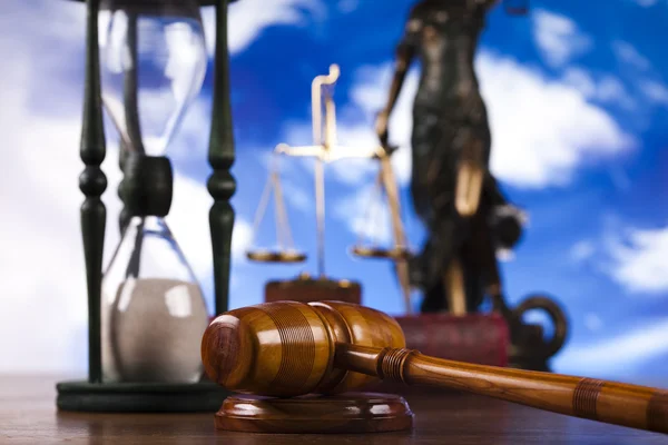 Rettferdighetskonsept i blå himmelbakgrunn – stockfoto