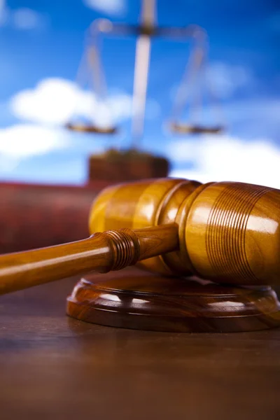 Судьи деревянного молотка на голубом фоне неба — стоковое фото