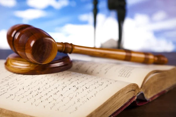 Soudci dřevěným kladívkem v pozadí modré oblohy — Stock fotografie