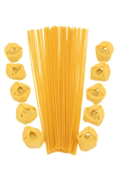 Tortellini e massa de espaguete — Fotografia de Stock