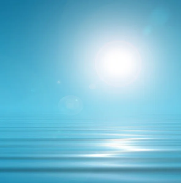 Magische blauwe achtergrond hemel en rustgevende water — Stockfoto