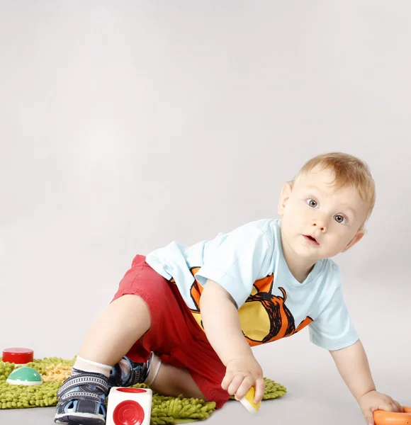 Schattig kind spelen — Stockfoto