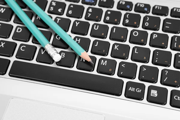 Lápis em um teclado — Fotografia de Stock