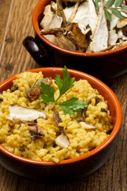 Safran ve mantarlı risotto.