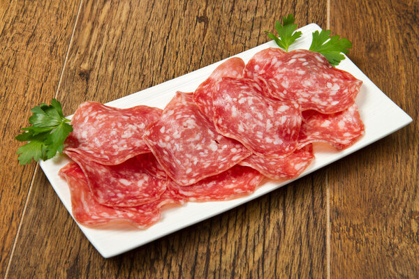 Салями на деревянном фоне
