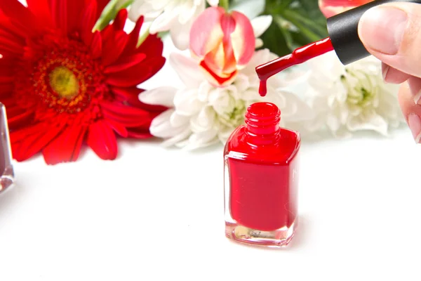 Червоний лак для нігтів з квіткою — стокове фото